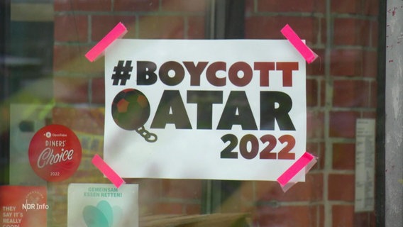 #QatarBoykott2022, steht auf einem Zettel in einer Sportkneipe. © Screenshot 