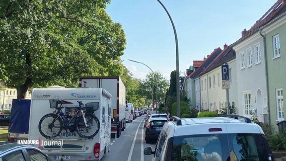 Fahrzeuge, die von der A7 abgefahren sind, in einem Hamburger Wohngebiet, © Screenshot 