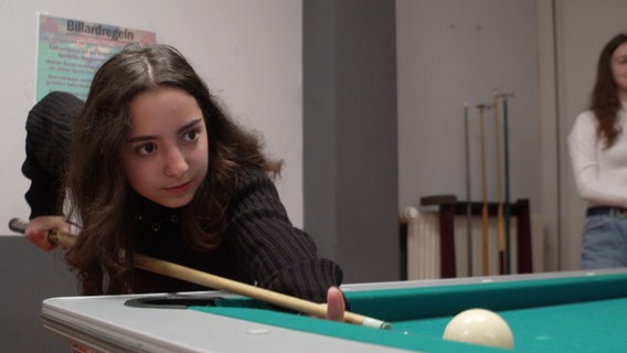 Rosen Shabi spielt Billard © Screenshot 