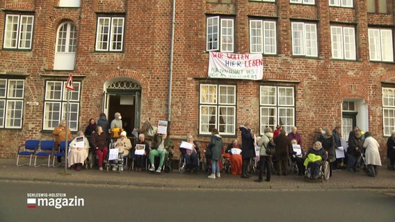 Menschen demonstrieren vor dem Heiligengeist-Hospital. © Screenshot 