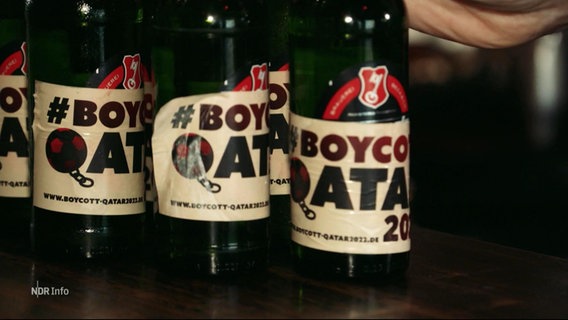 Boycott-Qatar-Aufkleber für Bierflaschen. © Screenshot 