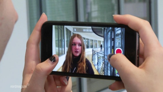 Jugendliche filmen sich mit einem Smartphone © Screenshot 
