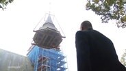 Martin Doß schaut auf den Kirchturm in Ganzkow © Screenshot 