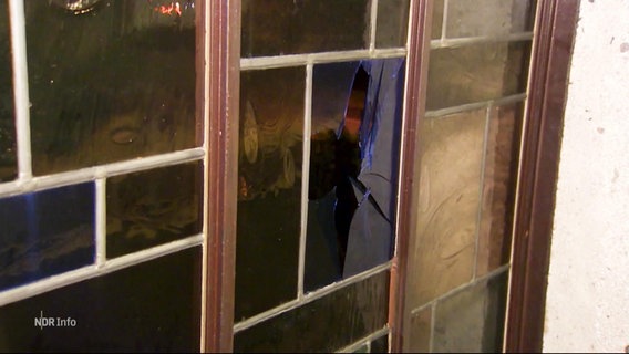 Ein kaputtes Fenster in einer Synagoge. © Screenshot 