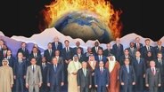 Teilnehmer der Weltklimakonferenz vor einer brennenden Erdkugel. © NDR 