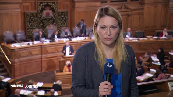 Die Reporterin Ines Jacobi berichtet aus dem Rathaus. © Screenshot 