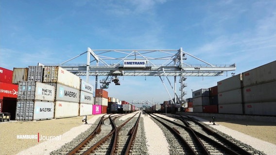 Bahnschienen verlaufen zwischen Containern . © Screenshot 