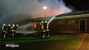 Feuerwehrleute löschen ein brennendes Haus © Screenshot 