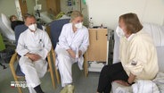 Ein Gespräch zwischen Ärzten und Patientin in der Lungenklinik Großhansdorf. © Screenshot 