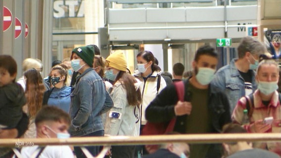 Menschen mit Schutzmaske in einer Einkaufspassage. © Screenshot 