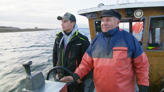 Nils Krüger und sein Großvater Uwe Krüge auf ihrem Fischerboot. © Screenshot 