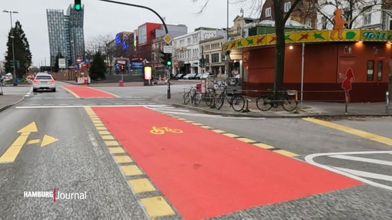 Ein roter Fahrradweg auf der Reeperbahn. © Screenshot 