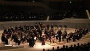 Die Stargeigerin Anne-Sophie Mutter, Pablo Ferrández und das London Philharmonic Orchestra  in der Elbphilharmonie. © Screenshot 