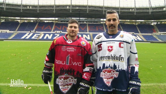 Zwei Eishockey-Spieler im Fußball-Stadion. © Screenshot 