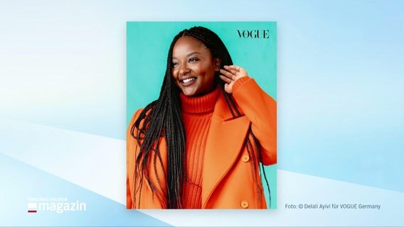 Aminata Touré auf einem Foto der Zeitschrift, vogue, in einem orangenen Rollkragenpullover und Mantel © Screenshot 
