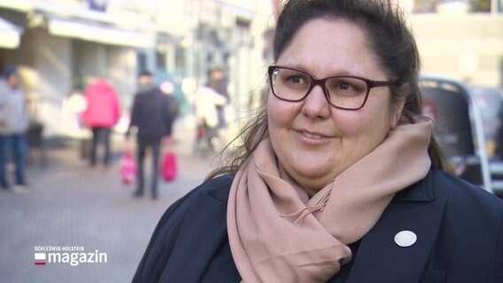 Klägerin Kelly Laubinger in einem Interview in einer Fußgängerzone Klägerin Kelly Laubinger in einem Interview in einer Fußgängerzone © Screenshot