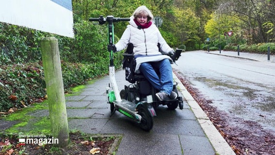 Ein Elektroscooter auf dem Gehweg behindert eine Rollstuhlfahrerin © Screenshot 