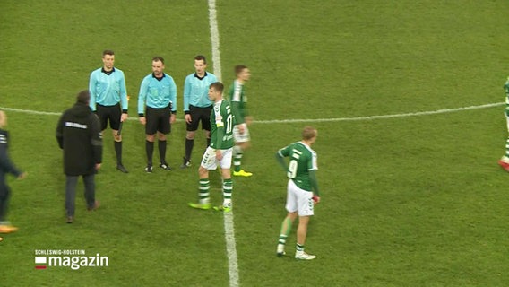 Spieler des VfB Lübeck und Schiedsrichter nach dem Spiel gegen Norderstedt © Screenshot 