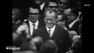 Schwarzweiß-Aufnahme von Willy Brandt in einer Menschenmenge © Screenshot 