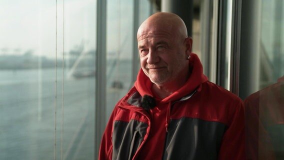 Peter Piechutta, der Hausmeister des Dockland-Gebäudes. © Screenshot 