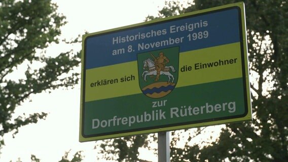Ein Hinweisschild auf das historische Ereignis der Gründung der Dorfrepublik Rüterberg. © Screenshot 