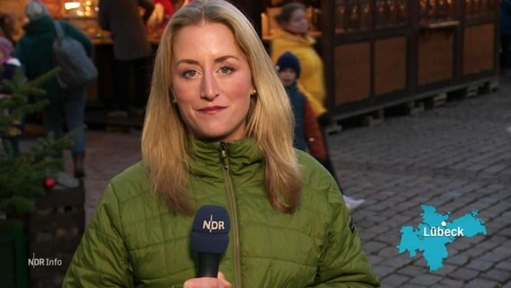 NDR Reporterin Lisa Knittel steht auf dem Lübecker Weihnachtsmarkt. © Screenshot 