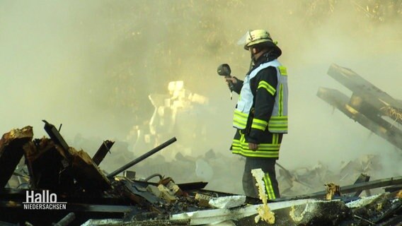 Feuerwehrpersonal im Einsatz bei einem Brand auf Karsenen-Gelände. © Screenshot 