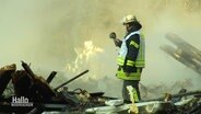 Feuerwehrpersonal im Einsatz bei einem Brand auf Karsenen-Gelände. © Screenshot 
