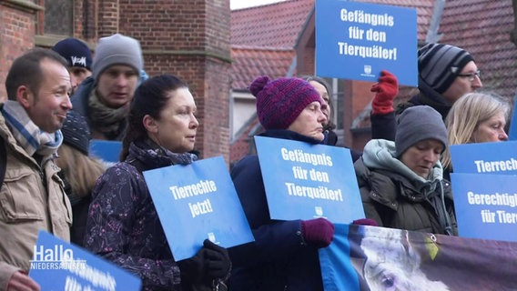 AktivistInnen protestieren vor dem Prozess eines Schlachtshof-Betreibers gegen Tierquälerei. © Screenshot 
