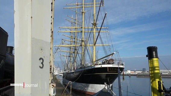 Ein Schiff liegt im Hamburger Hafenmuseum. © Screenshot 