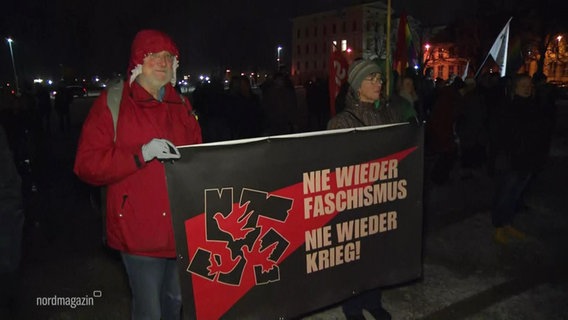 Zwei Menschen halten ein Banner mit der Aufschrift: "Nie wieder Faschismus - Nie wieder Krieg"" © Screenshot 