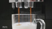 Nahaufnahme einer Espressomaschine. © Screenshot 