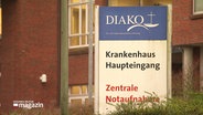 Ein Hinweisschild des Diako-Krankenhaus in Flensburg. © Screenshot 