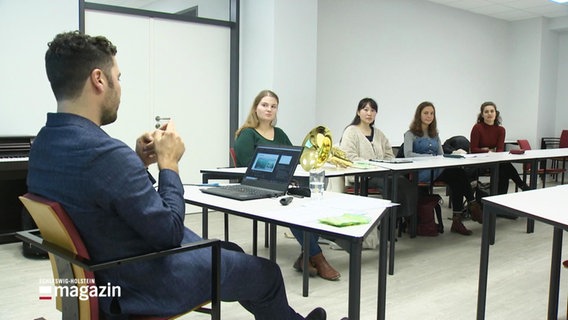 Ein Seminar mit einem Referenten und mehreren Zuhörerinnen. © Screenshot 