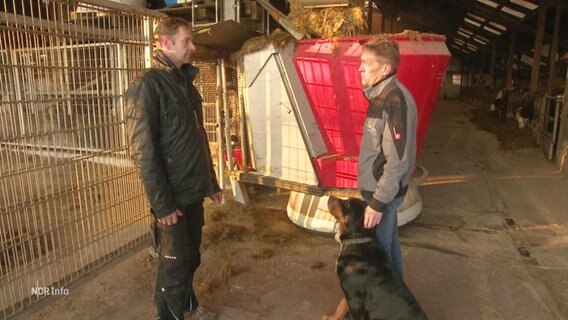 Zwei Landwirte unterhalten sich in einem Stall. © Screenshot 