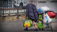 Ein Obdachloser mit seinen Habseligkeiten in Tüten. © NDR 