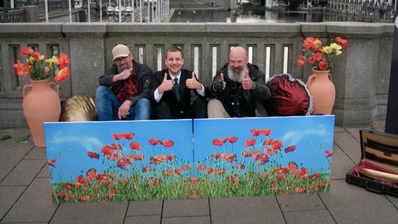Tobi Schlegl mit zwei Hamburger Bürgern ohne Obdach. © NDR 