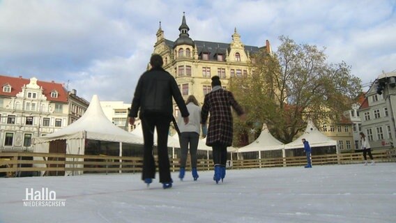 Schlittschuhläufer auf einer Eisbahn. © Screenshot 