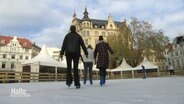 Schlittschuhläufer auf einer Eisbahn. © Screenshot 