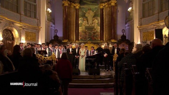 Musiker auf dem NDR-Weihnachtshafenkonzert in St. Michaelis. © Screenshot 