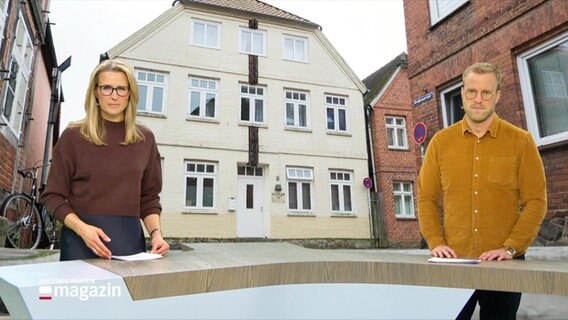 Gabi Lüeße und Henrik Hanses moderieren das Schleswig-Holstein Magazin. © Screenshot 