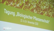 Eine Projektion des Titels der Tagung: "Biologischer Pflanzenschutz". © Screenshot 