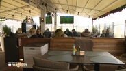 Eine spärlich besuchte Kneipe in Scharbeutz mit public viewing der WM. © Screenshot 