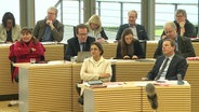 Abgeordnete sitzen im Schleswig-Holsteinischen Landtag © Screenshot 
