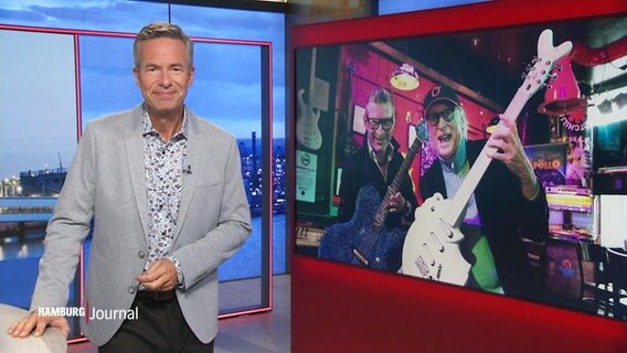 Moderator Thomas Görlitzer steht in einem Studio. © Screenshot 