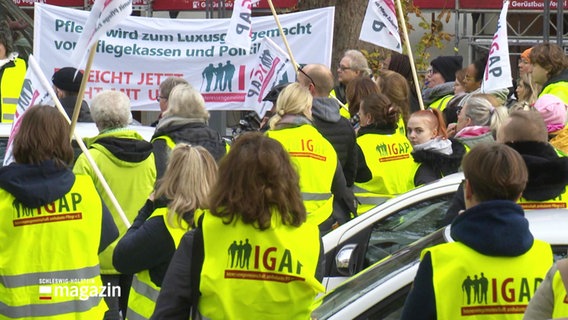 Pflegedienstbeschäftigte protestieren auf der Straße © Screenshot 
