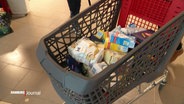 Ein Einkaufswagen ist mit Mehl, Salz und anderen Nahrungsmitteln gefüllt. © Screenshot 