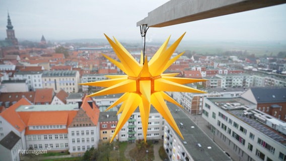 Ein Stern schmückt die Außenfassade der Marienkirche. © Screenshot 