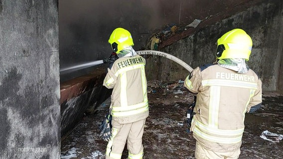 Feuerwehrleute löschen einen Brand © Screenshot 