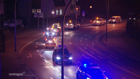 Ein Autokorso fährt auf einer Straße. © Screenshot 